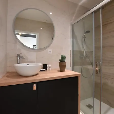 Centre Grand Neuf Climatise +balcon דירה *
